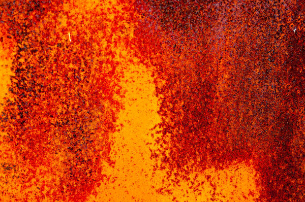 Ржавая железная дверь ржавчины пятна показывают бордовые и оранжевые полосы