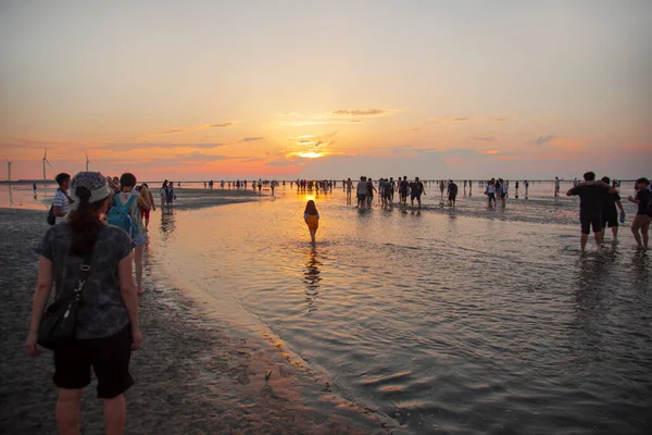 Crowds People Riding Waves Gaomei Wetland Park Gaomei Wetland Park — Stock Photo, Image