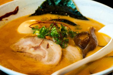 Yakın plan zengin Japon ramen domuz kemiği çorbası orijinal ramen