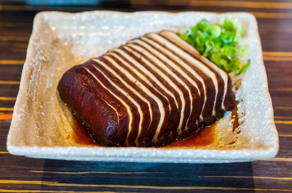 Japon usulü yakın plan kurutulmuş soya peyniri ve beş baharatlı kurutulmuş soya fasulyesi ezmesi.