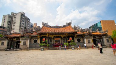 Çin geleneksel dini inançları. Longshan Tapınağı, Taiwa 'da ünlü bir tarihi mekan.