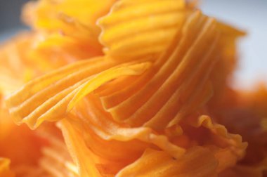 Beyaz arka planda yakın plan altın patates cipsi