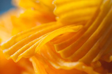 Beyaz arka planda yakın plan altın patates cipsi