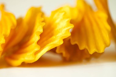 Beyaz arka planda yakın plan altın patates cipsi