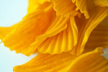 Beyaz arka planda yakın plan altın patates cipsi