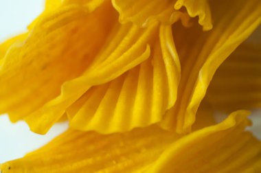 Beyaz arka planda yakın plan altın patates cipsi