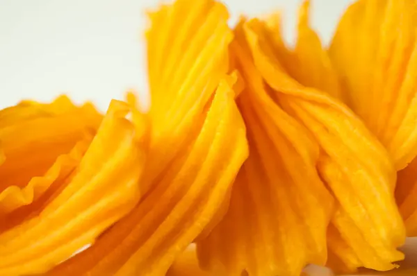 Close Gouden Zoete Aardappel Chips Witte Achtergrond — Stockfoto