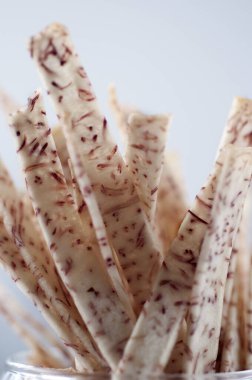 Beyaz arkaplanda mor ve beyaz taro şeritleri