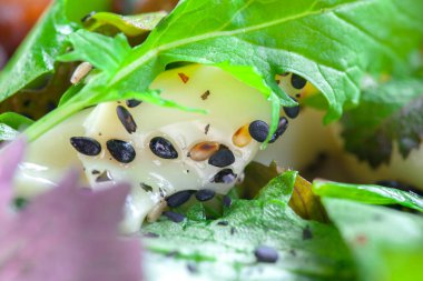 Çeşitli sebzeli ve fındıklı marul salatası.