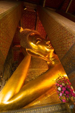 Wat Phra Kaew, Bangkok, Tayland 'da görkemli oymalarıyla ünlü yaslanan Buda