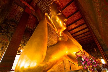 Wat Phra Kaew, Bangkok, Tayland 'da görkemli oymalarıyla ünlü yaslanan Buda