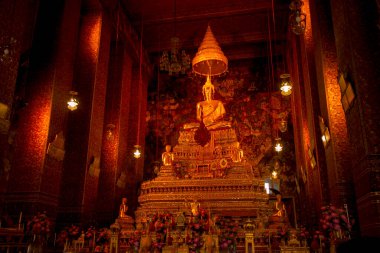 Wat Phra Kaew, Bangkok, Tayland 'da görkemli oymalarıyla ünlü yaslanan Buda