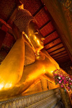 Wat Phra Kaew, Bangkok, Tayland 'da görkemli oymalarıyla ünlü yaslanan Buda