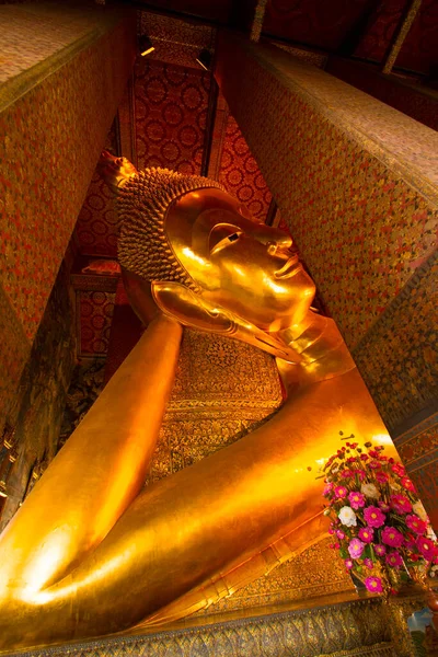 Wat Phra Kaew, Bangkok, Tayland 'da görkemli oymalarıyla ünlü yaslanan Buda