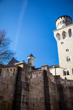 Almanya, Bavyera 'daki ünlü tarihi anıt, Neuschwanstein Kalesi içindeki kuleler