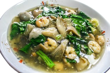 Kızarmış noodle deniz ürünleri