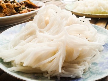 Tay erişte Curry ile yenir