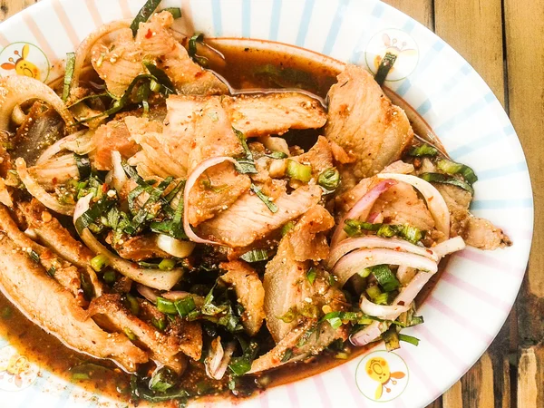 Пряный салат из свинины в сочетании с лаймовым соком — стоковое фото