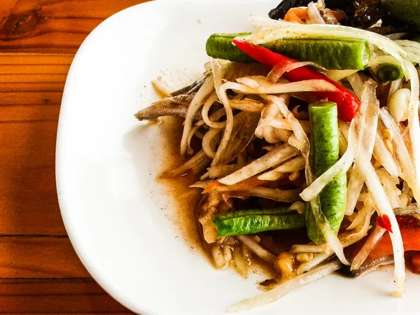 Spicy green papaya salad — Stock Photo, Image