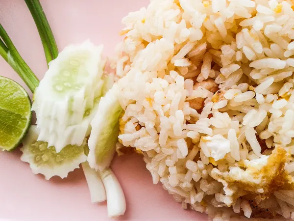 Смажений рис з яйцями — стокове фото