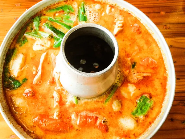 Sopa de gambas y hierba de limón con setas — Foto de Stock