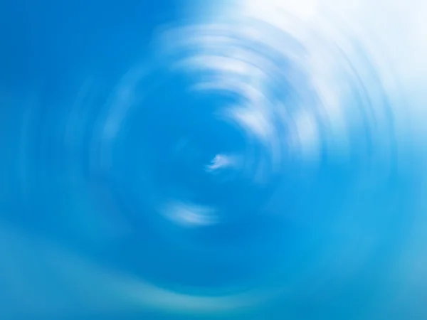Superficie goccia d'acqua riflettono cielo blu — Foto Stock