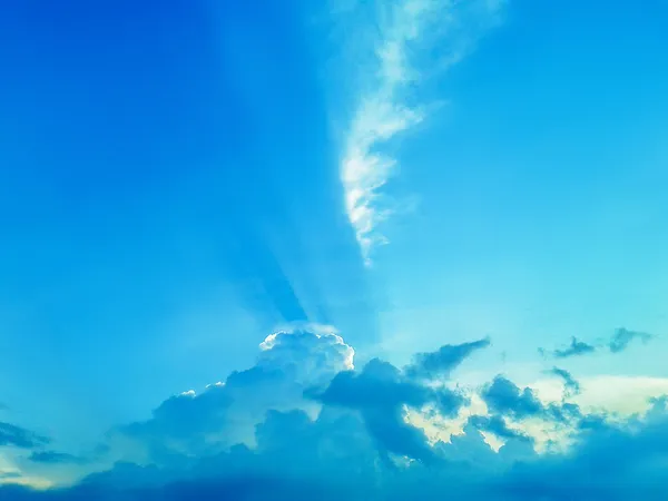 Modrá obloha s bílými mraky pozadí — Stock fotografie