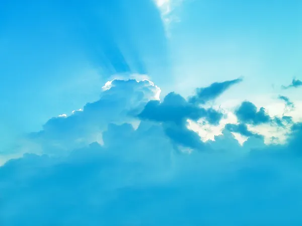 Ciel bleu avec fond de nuages blancs — Photo