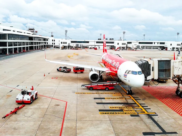 Além disso, transporte de avião de passageiros perto do terminal em um a — Fotografia de Stock