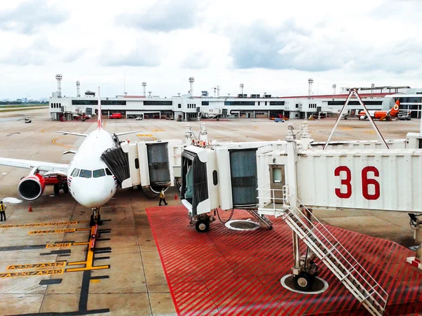 Tailandia, avión de pasajeros de transporte cerca de la terminal en un —  Fotos de Stock