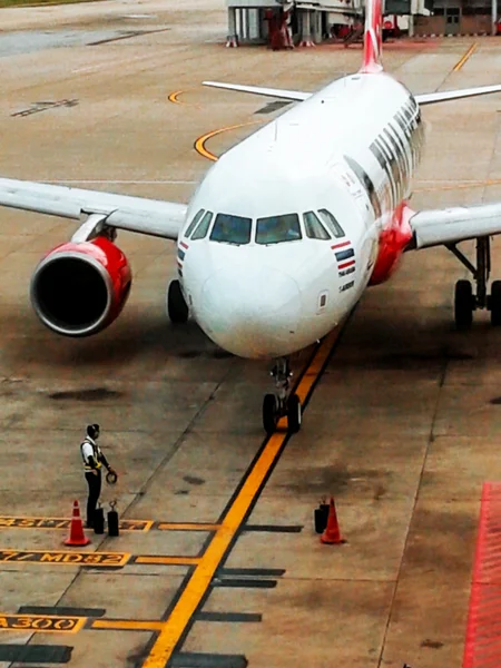 Tailandia, avión de pasajeros de transporte cerca de la terminal en un —  Fotos de Stock