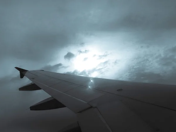 Storm kijken via venster vliegtuigen in vleugel luchtfoto van lan — Stockfoto