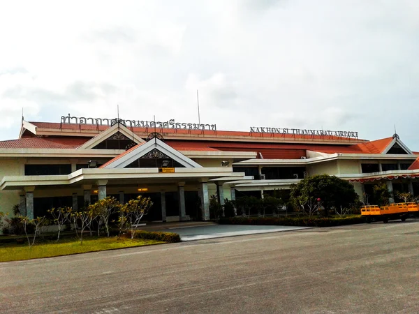 Nakhon si thammarat aeropuerto tailandia, campo de aterrizaje cerca de la ter — Foto de Stock