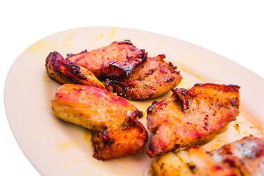 plaka beyaz zemin üzerine izole lezzetli ızgara kızarmış domuz