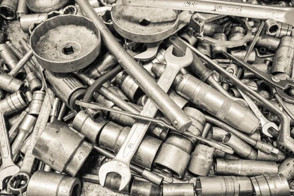 koleksiyon somun anahtarı ve İngiliz anahtarı ca kullanılan araç yedek parça tamir