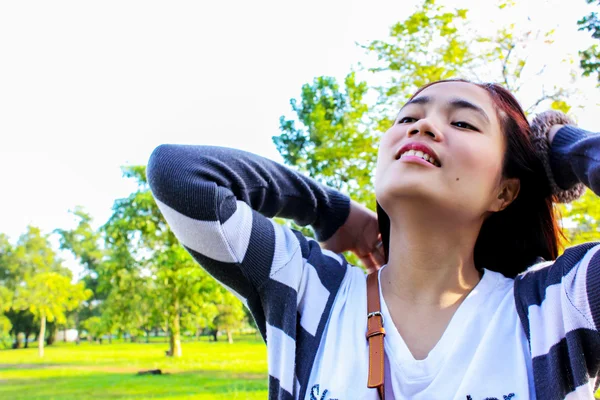 Krásná mladá Asiatka romantické teenage model těšit relex na — Stock fotografie