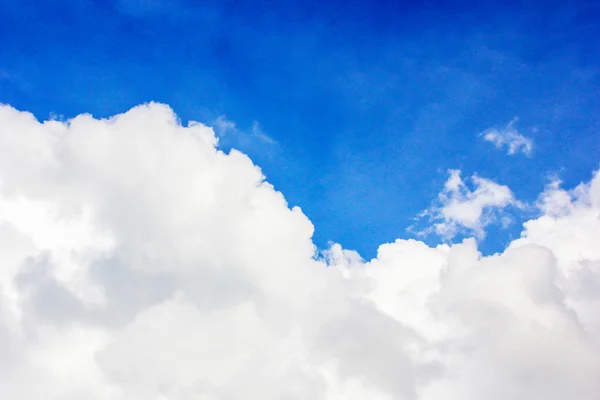 Blue sky with white big cloud — Stock Photo, Image