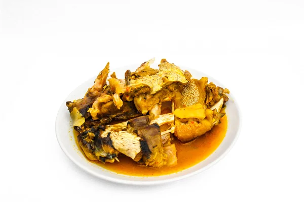 Популярна смачна гостра тайська їжа каррі рибна голова в мисці ізолат — стокове фото
