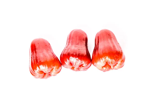Buah merah, apel mawar atau chompoo terisolasi dalam piring di atas kulit putih — Stok Foto