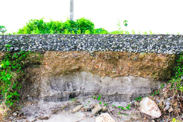 Farklı toprak tabakasının görünür kesim asfalt yol zarar — Stok fotoğraf