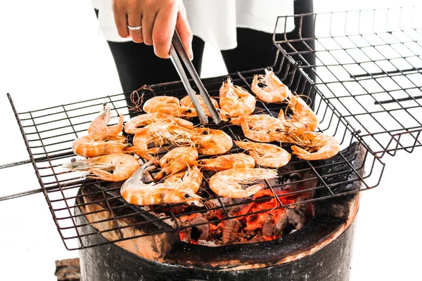 Deniz ürünleri lezzetli ızgara karides, karides ile sıcak alevler içinde backg — Stok fotoğraf