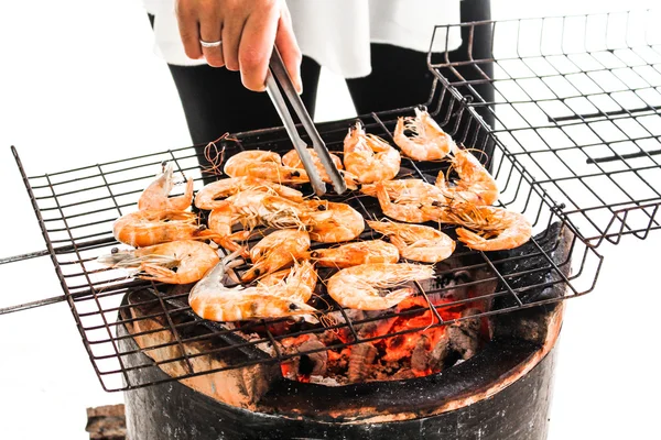 焼きエビのおいしいシーフード海老の背景に隠れてで熱い炎 — ストック写真