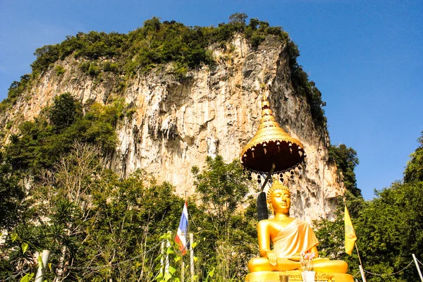 थाईलैंड में पहाड़ पर बुद्ध मंदिर — स्टॉक फ़ोटो, इमेज