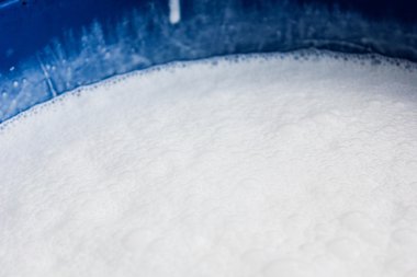 Beyaz su kauçuk süt tarım üzerinde tank mı