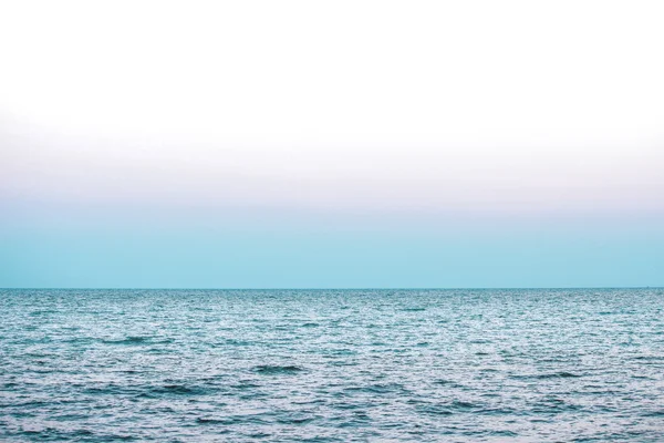 Crepúsculo azul e rosa pôr do sol no mar céu bonito — Fotografia de Stock