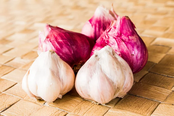 Ajo y cebolla roja para cocinar textura de fondo — Foto de Stock