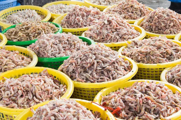 Pila de camarones frescos en cesta vendida en el mercado de muelles de pescado —  Fotos de Stock