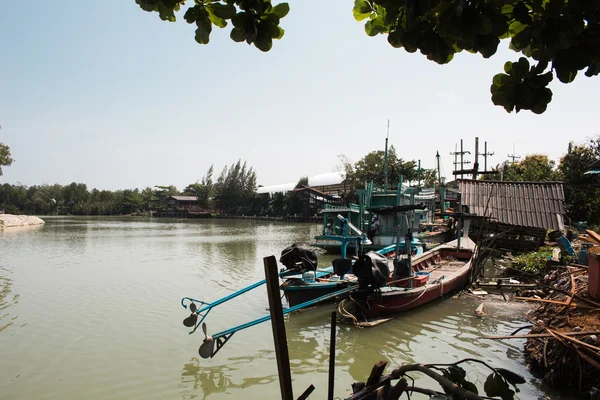 Pequeno parque de barcos de pesca perto do lado do rio do porto — Fotografia de Stock