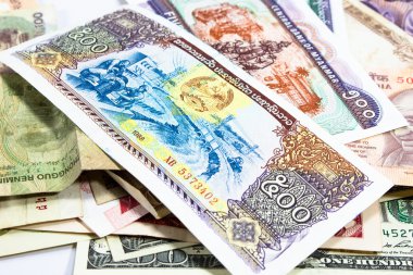 une collection de différentes monnaies des pays du globe从国家的各种货币的集合全球