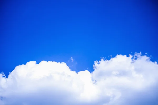 Ciel bleu avec gros nuage blanc — Photo